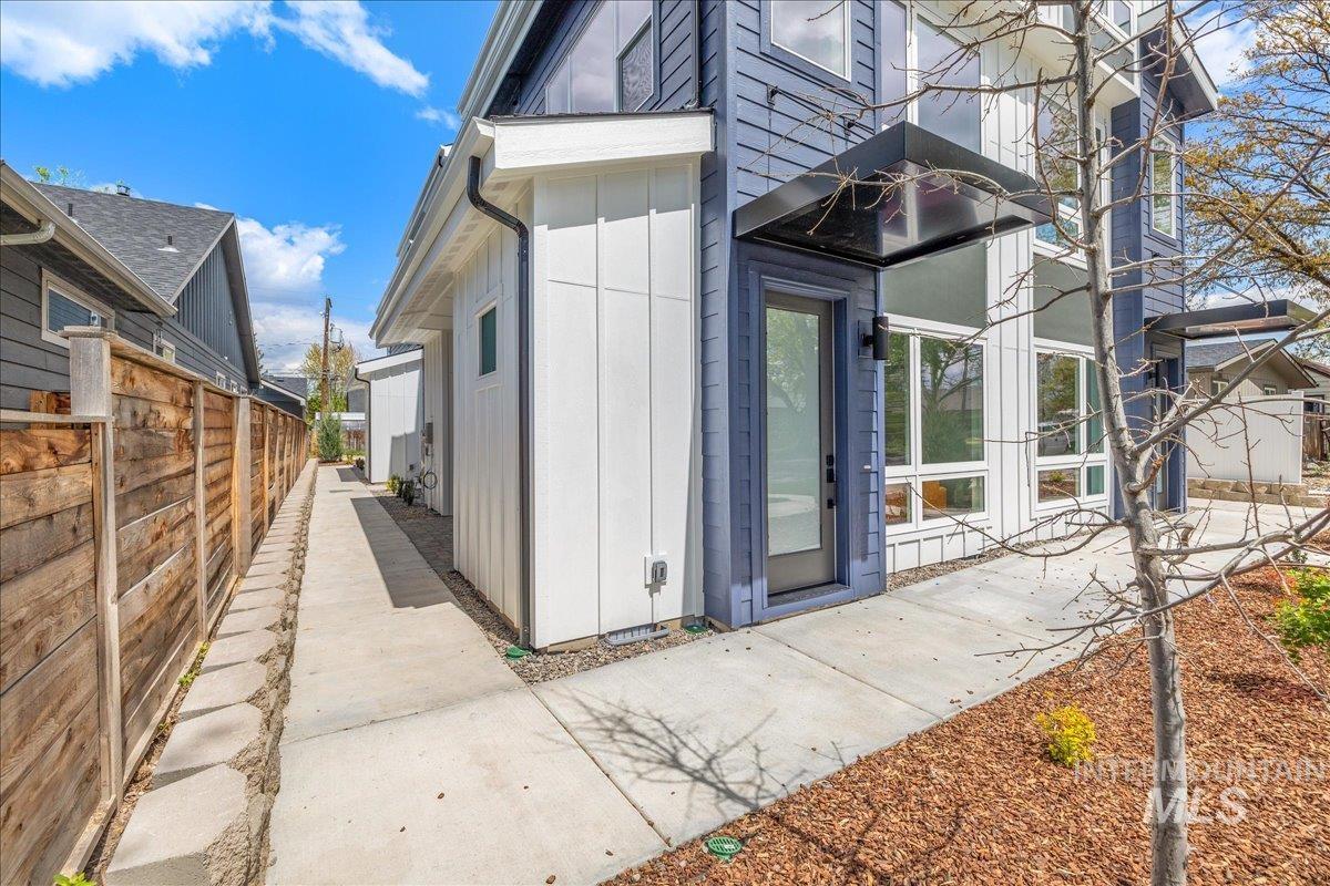 2810 W Bannock St, Boise, Idaho 83702, 2 Bedrooms, 2.5 Bathrooms, Residential For Sale, Price $575,000, 98984492