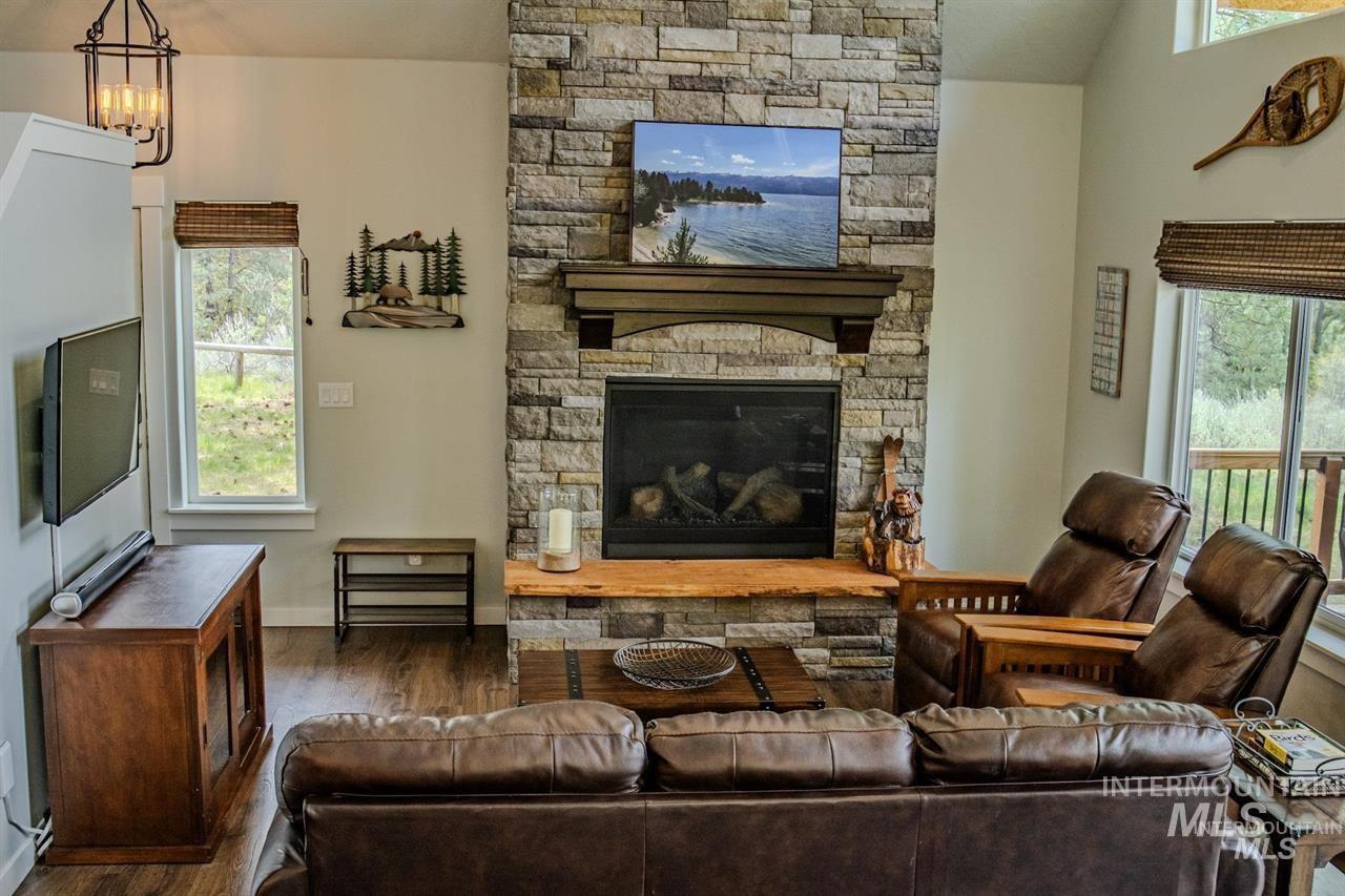 21 Melonie Loop, Cascade, Idaho 83611, 3 Bedrooms, 2 Bathrooms, Residential For Sale, Price $714,000, 98984499