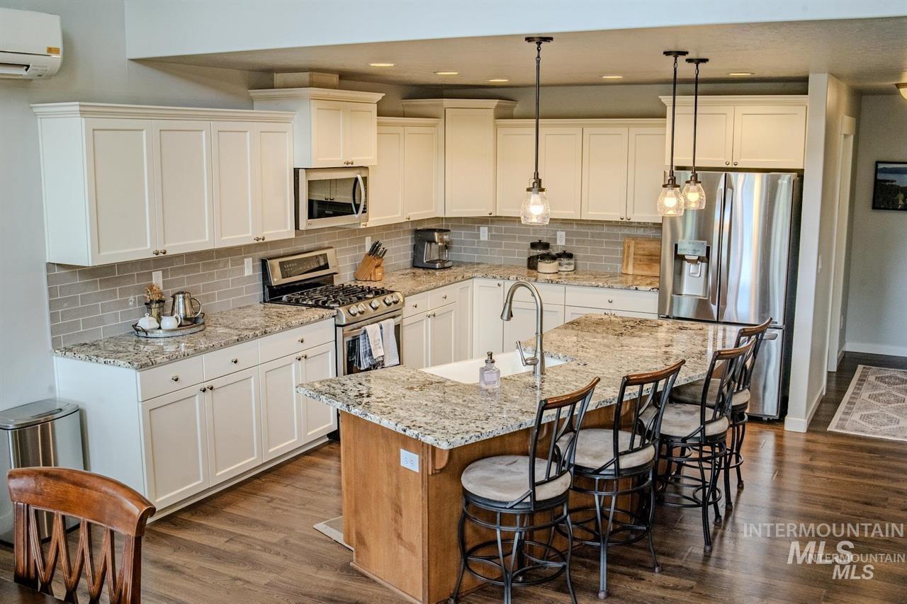 21 Melonie Loop, Cascade, Idaho 83611, 3 Bedrooms, 2 Bathrooms, Residential For Sale, Price $714,000, 98984499