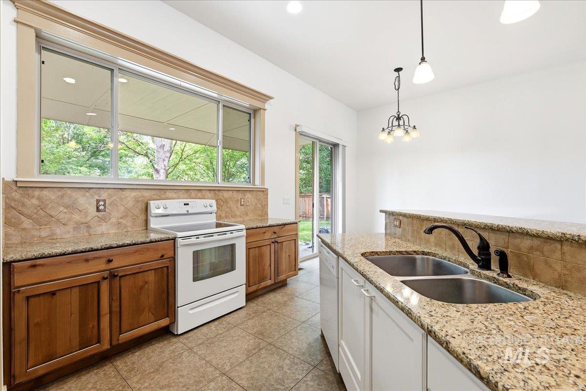 2965 N Centrepoint Way, Meridian, Idaho 83646, 3 Bedrooms, 2 Bathrooms, Residential For Sale, Price $465,000, 98984500