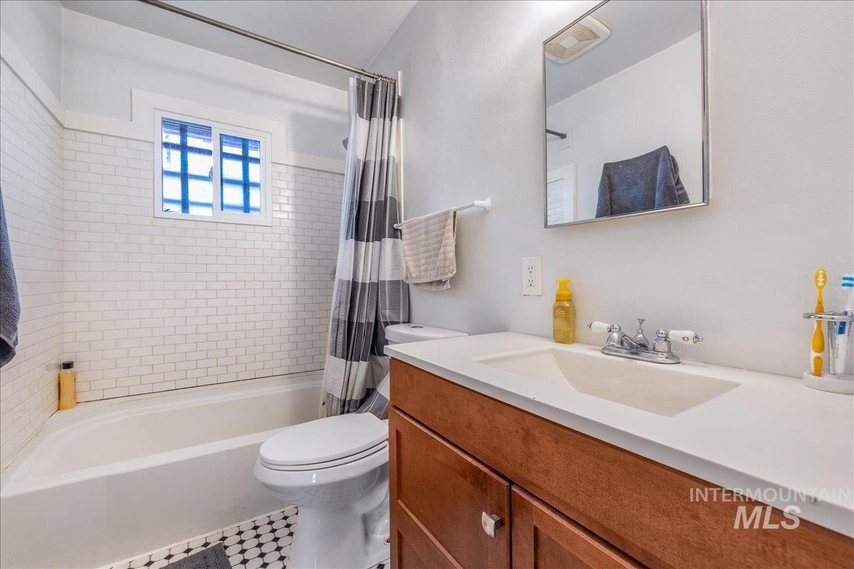 3009 N Tamarack Dr, Boise, Idaho 83703, 2 Bedrooms, 1 Bathroom, Residential Income For Sale, Price $1,200,000,MLS 98984508