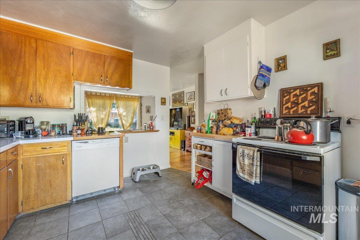 3009 N Tamarack Dr, Boise, Idaho 83703, 2 Bedrooms, 1 Bathroom, Residential Income For Sale, Price $1,200,000,MLS 98984508