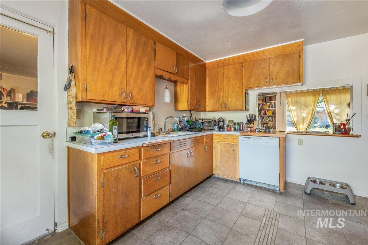 3009 N Tamarack Dr, Boise, Idaho 83703, 2 Bedrooms, 1 Bathroom, Residential Income For Sale, Price $1,200,000,MLS 98984508