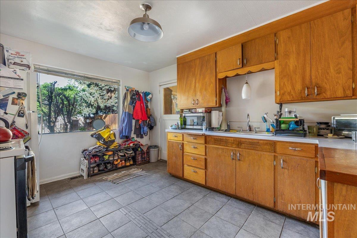 3009 N Tamarack Dr, Boise, Idaho 83703, 2 Bedrooms, 1 Bathroom, Residential Income For Sale, Price $1,200,000,MLS 98984508