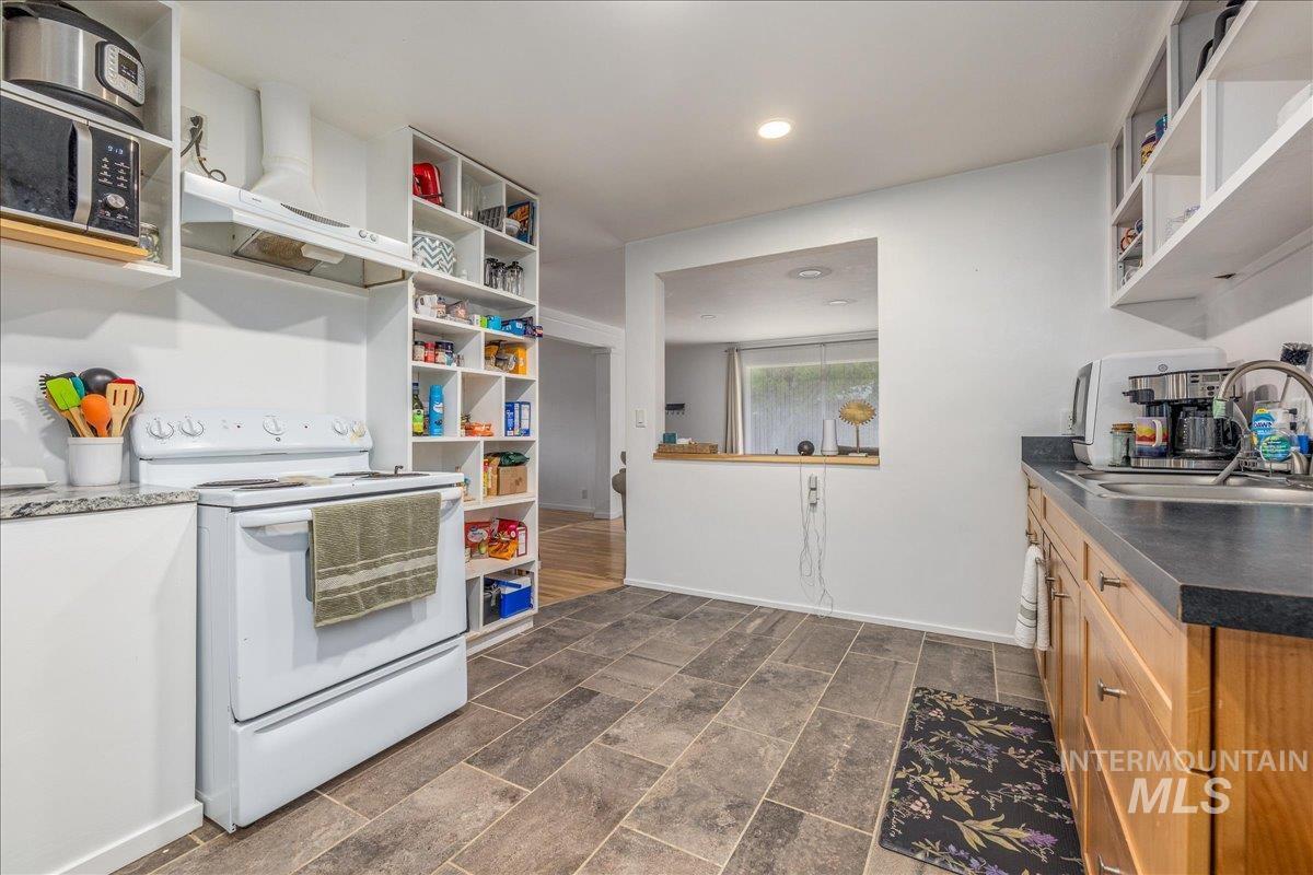 3009 N Tamarack Dr, Boise, Idaho 83703, 2 Bedrooms, 1 Bathroom, Residential Income For Sale, Price $1,200,000,MLS 98984508