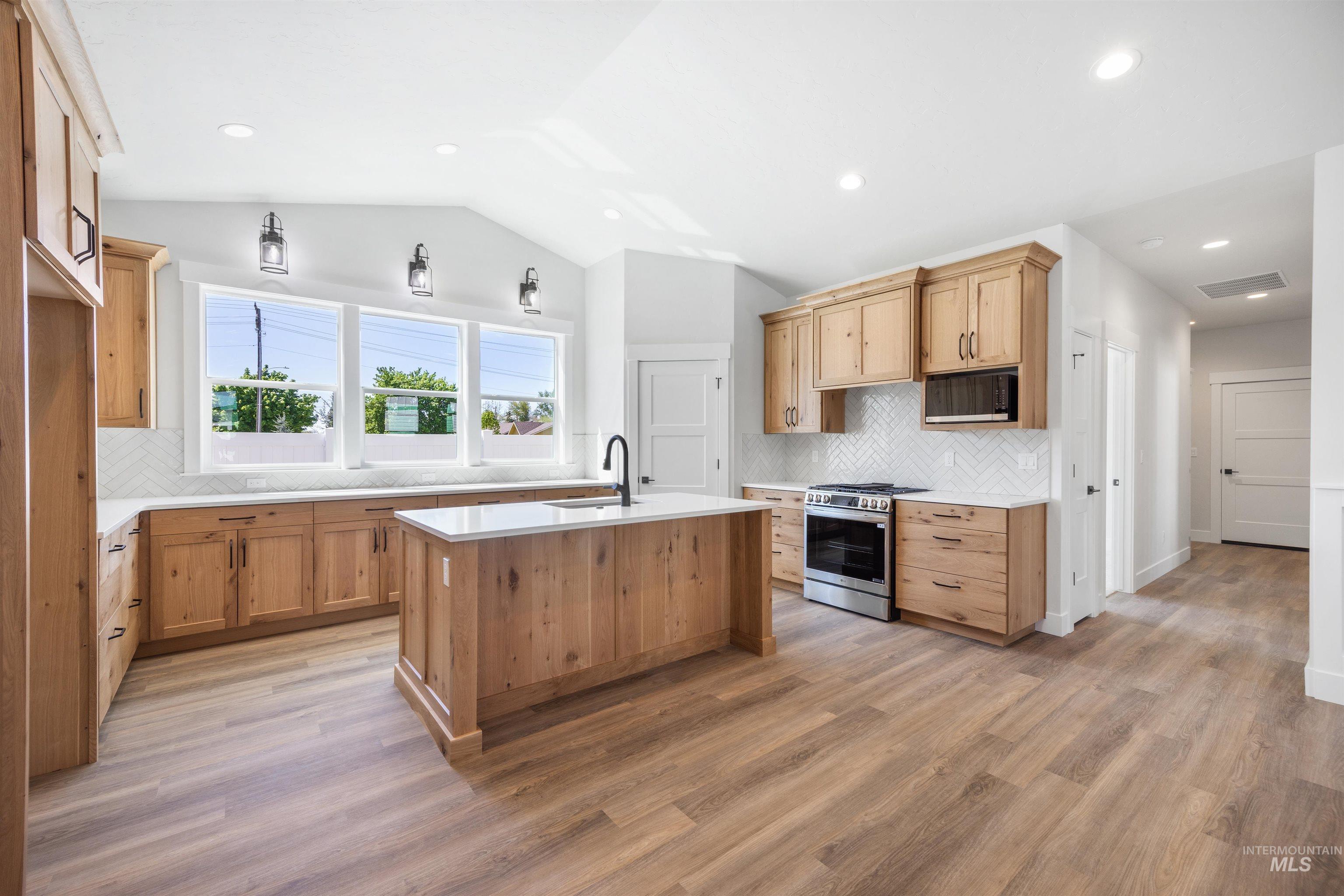 958 S Almond St, Nampa, Idaho 83686, 3 Bedrooms, 2 Bathrooms, Residential For Sale, Price $509,900, 98984511