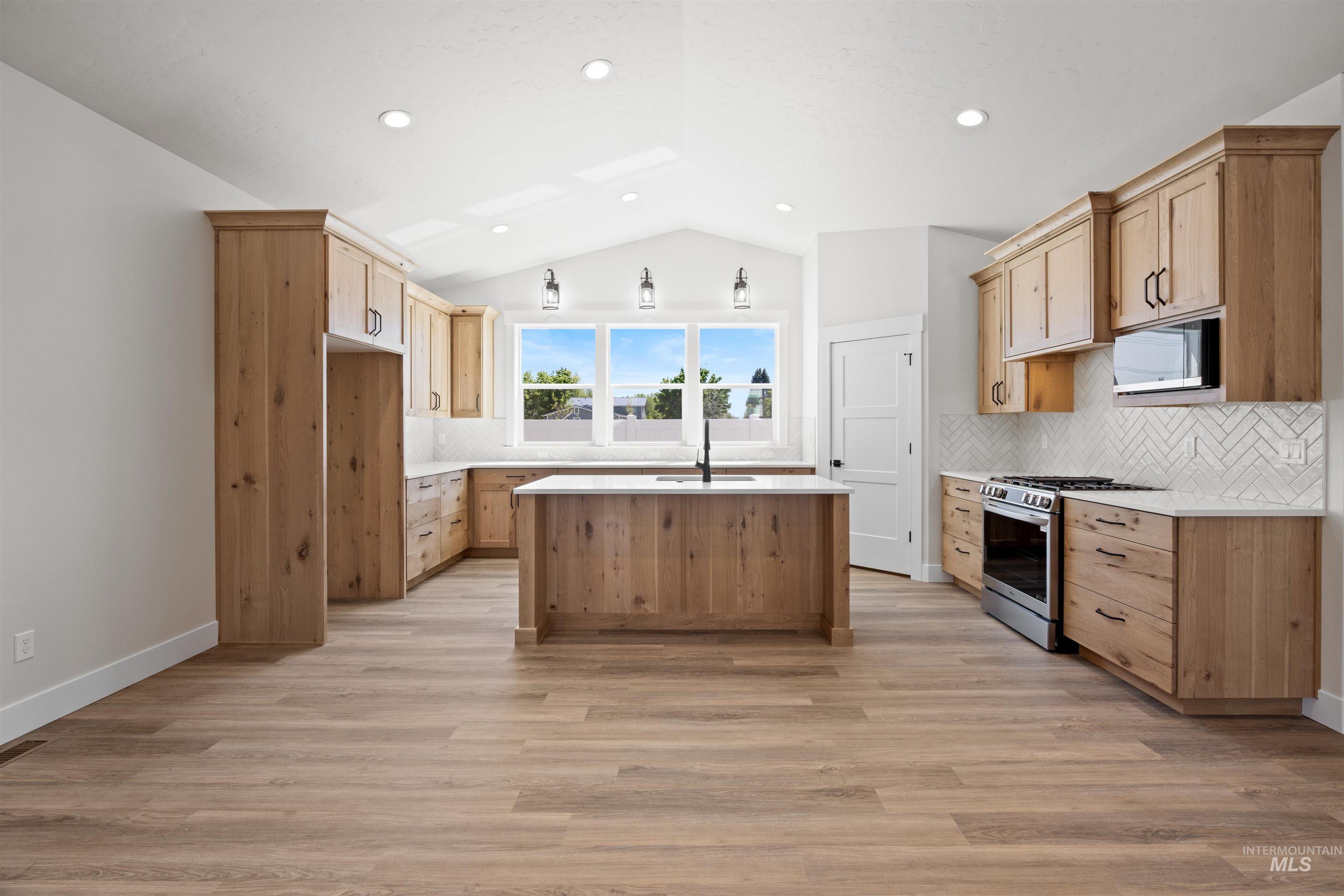 958 S Almond St, Nampa, Idaho 83686, 3 Bedrooms, 2 Bathrooms, Residential For Sale, Price $509,900, 98984511