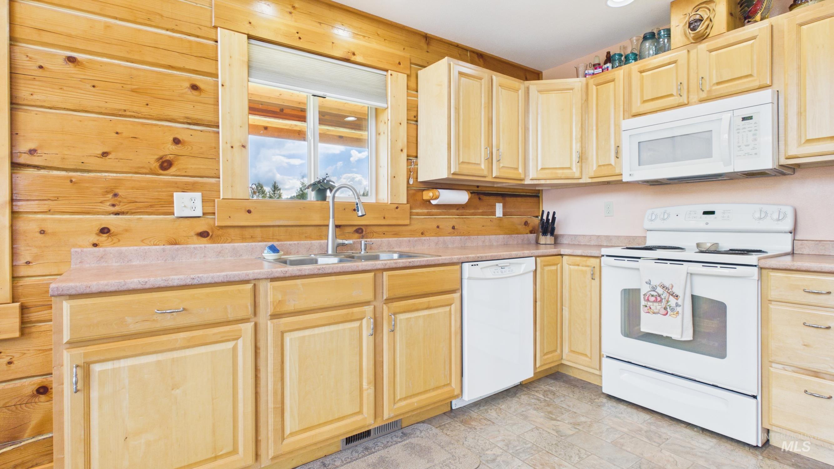 706 Canyon Rim Lane, Orofino, Idaho 83544, 3 Bedrooms, 2 Bathrooms, Residential For Sale, Price $555,000, 98984514