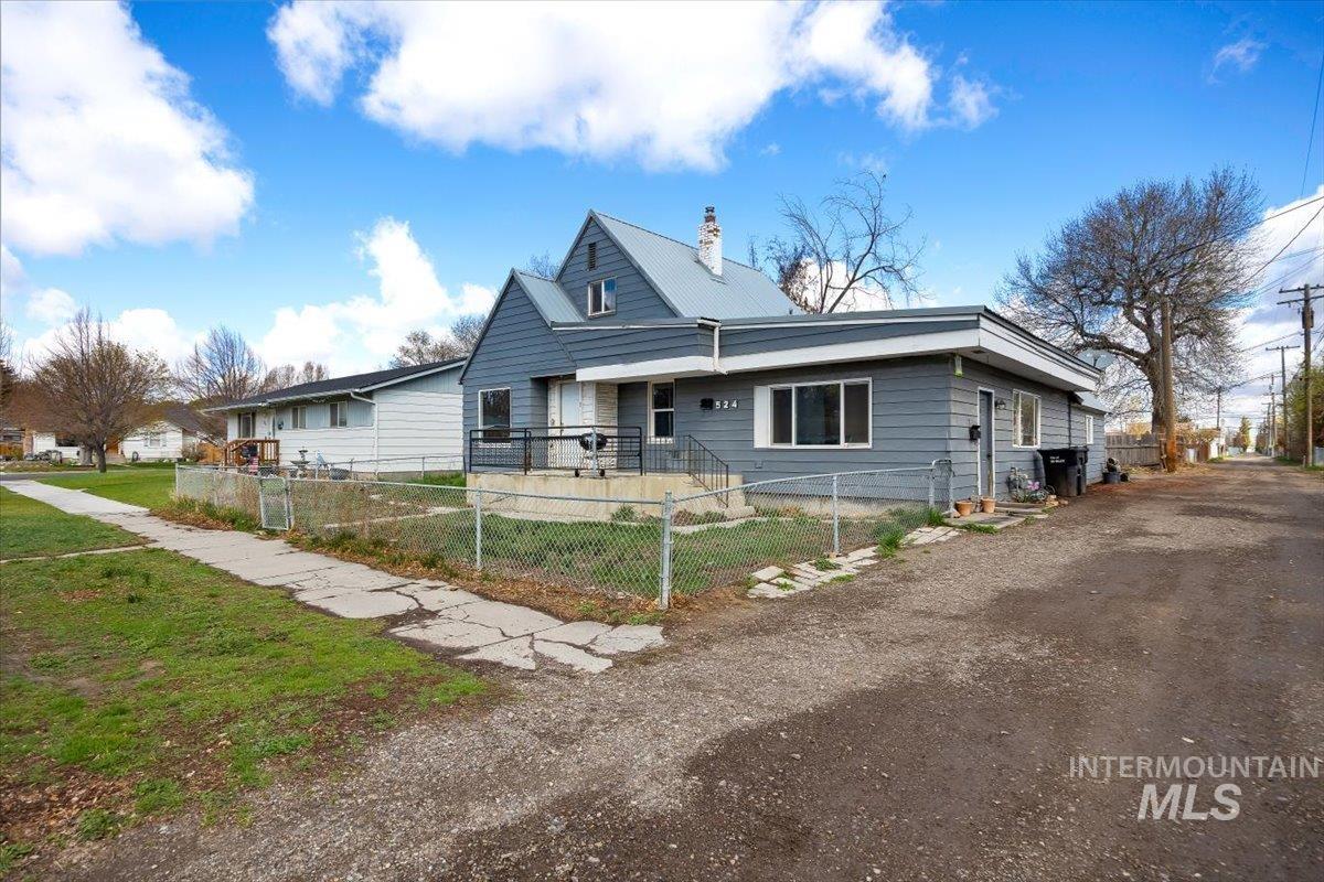 524 W 17th, Burley, Idaho 83318, 3 Bedrooms, 1 Bathroom, Residential Income For Sale, Price $310,000,MLS 98984535