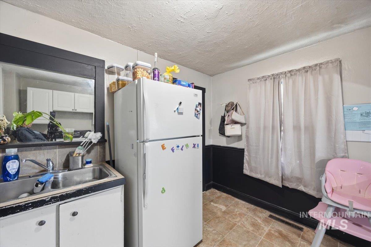 524 W 17th, Burley, Idaho 83318, 3 Bedrooms, 1 Bathroom, Residential Income For Sale, Price $310,000,MLS 98984535