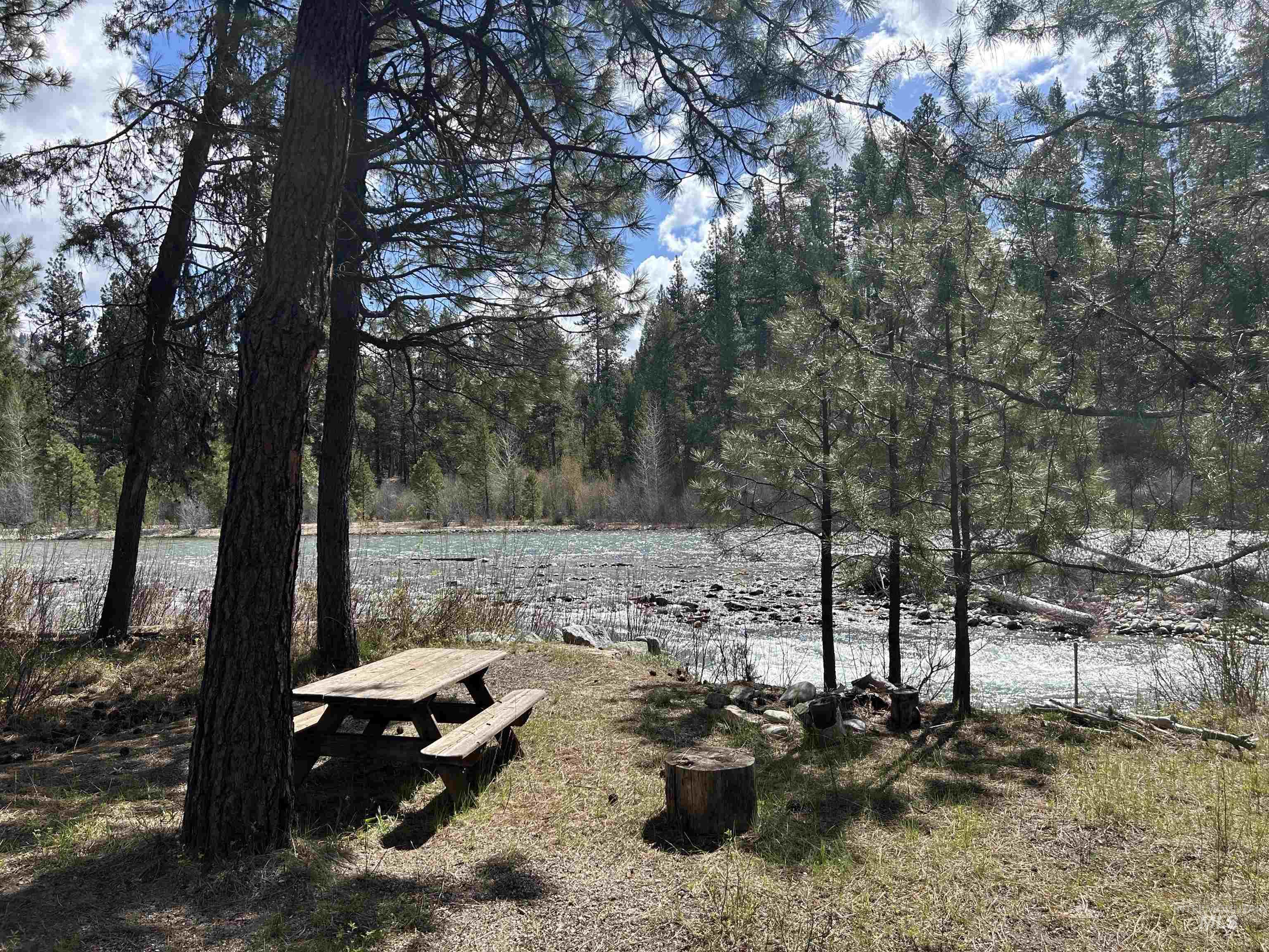 17 Bransons Dr, Lowman, Idaho 83637, 2 Bedrooms, 1 Bathroom, Residential For Sale, Price $585,000, 98984548