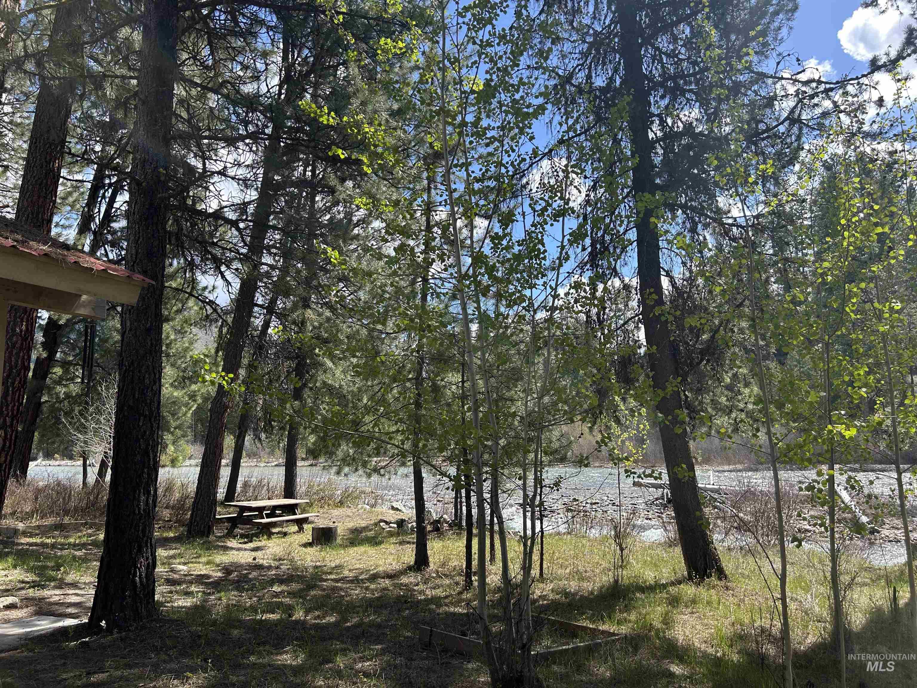 17 Bransons Dr, Lowman, Idaho 83637, 2 Bedrooms, 1 Bathroom, Residential For Sale, Price $625,000, 98984548