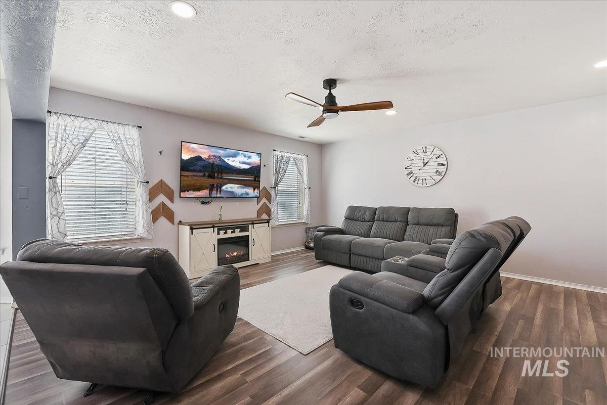 996 S Bobby, Kuna, Idaho 83634, 4 Bedrooms, 2.5 Bathrooms, Residential For Sale, Price $489,000, 98984561