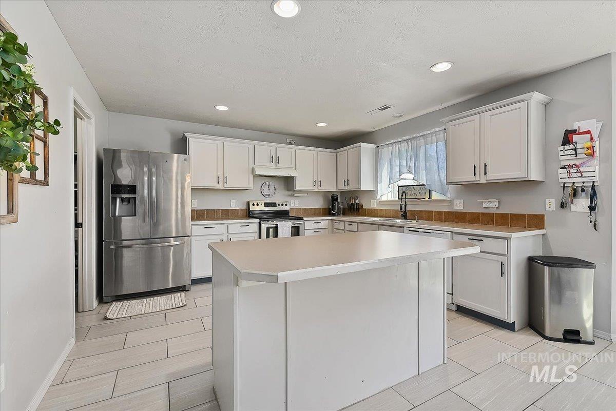 996 S Bobby, Kuna, Idaho 83634, 4 Bedrooms, 2.5 Bathrooms, Residential For Sale, Price $489,000, 98984561