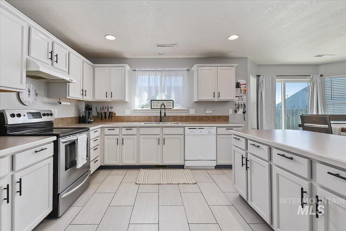 996 S Bobby, Kuna, Idaho 83634, 4 Bedrooms, 2.5 Bathrooms, Residential For Sale, Price $489,000, 98984561