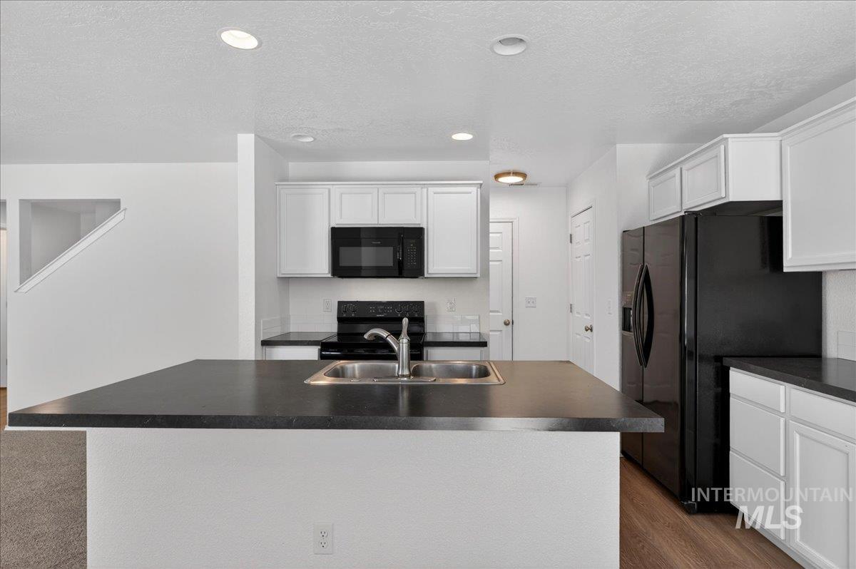 913 W Apple Pine St, Meridian, Idaho 83646-6058, 3 Bedrooms, 2.5 Bathrooms, Residential For Sale, Price $389,990,MLS 98984616