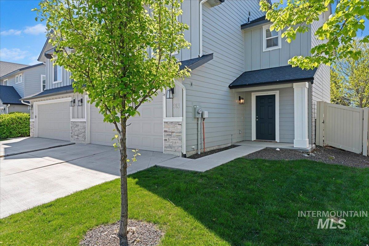913 W Apple Pine St, Meridian, Idaho 83646-6058, 3 Bedrooms, 2.5 Bathrooms, Residential For Sale, Price $389,990,MLS 98984616