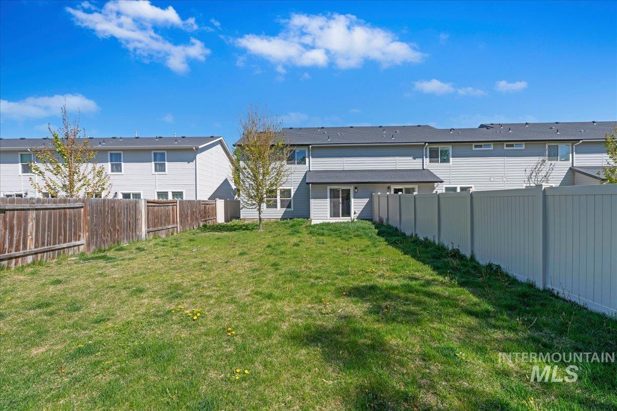 913 W Apple Pine St, Meridian, Idaho 83646-6058, 3 Bedrooms, 2.5 Bathrooms, Residential For Sale, Price $389,990,MLS 98984616