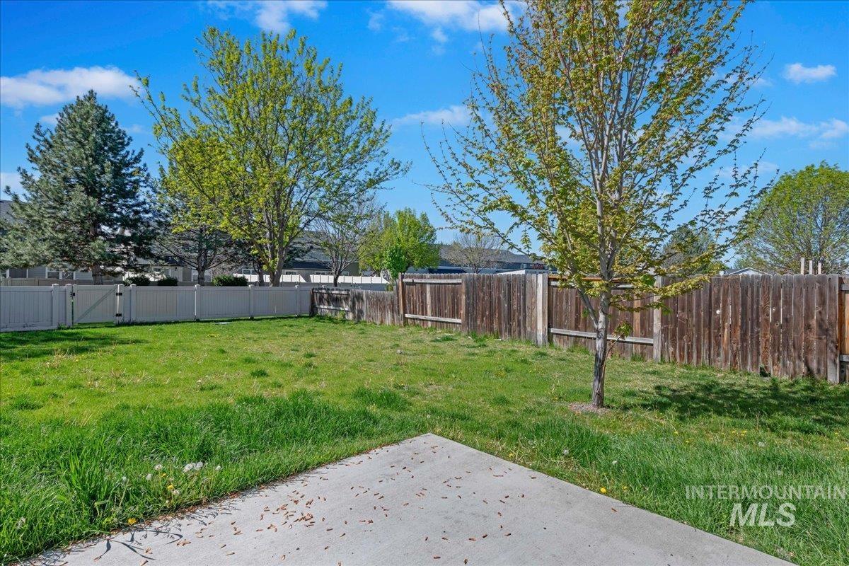 913 W Apple Pine St, Meridian, Idaho 83646-6058, 3 Bedrooms, 2.5 Bathrooms, Residential For Sale, Price $389,990,MLS 98984616