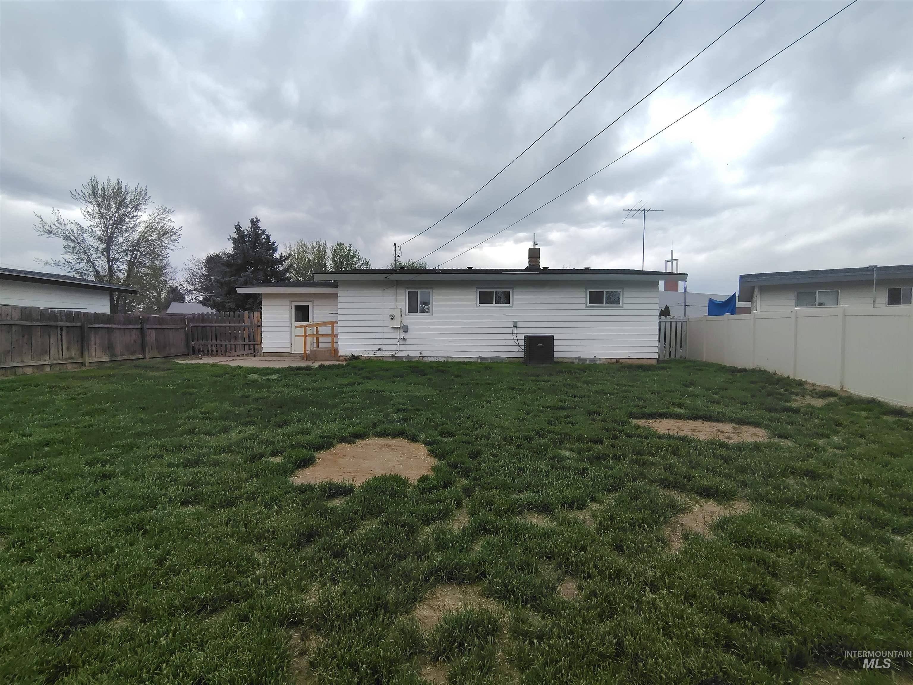 1150 N 9th E, Mountain Home, Idaho 83647-2042, 3 Bedrooms, 2 Bathrooms, Residential For Sale, Price $270,000, 98984627