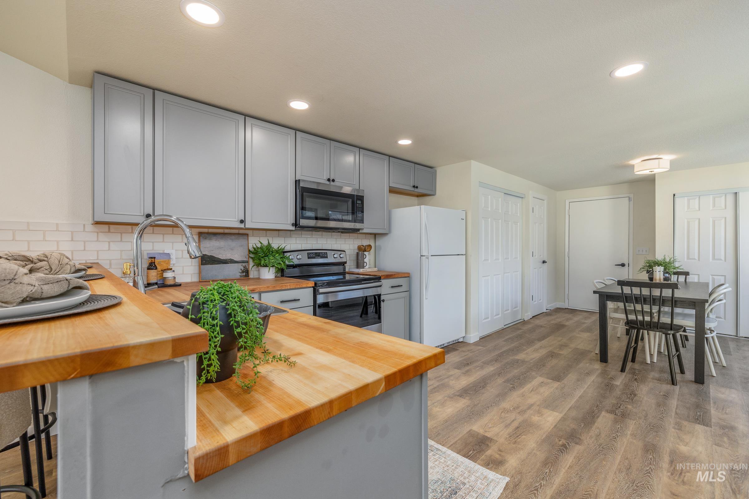 7167 W Cascade, Boise, Idaho 83704, 2 Bedrooms, 1.5 Bathrooms, Residential For Sale, Price $375,000,MLS 98984629