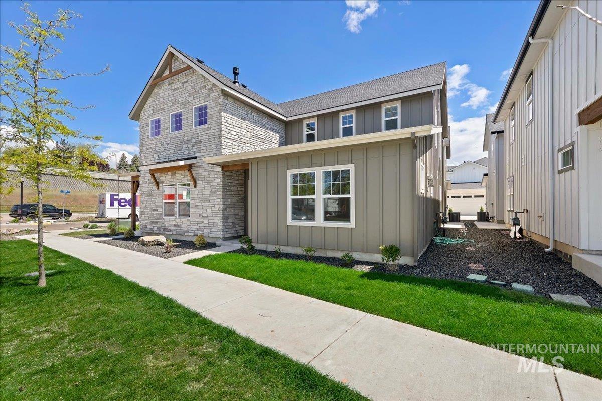 158 N Edgewood Ln, Eagle, Idaho 83616, 3 Bedrooms, 2.5 Bathrooms, Residential For Sale, Price $579,900,MLS 98984652