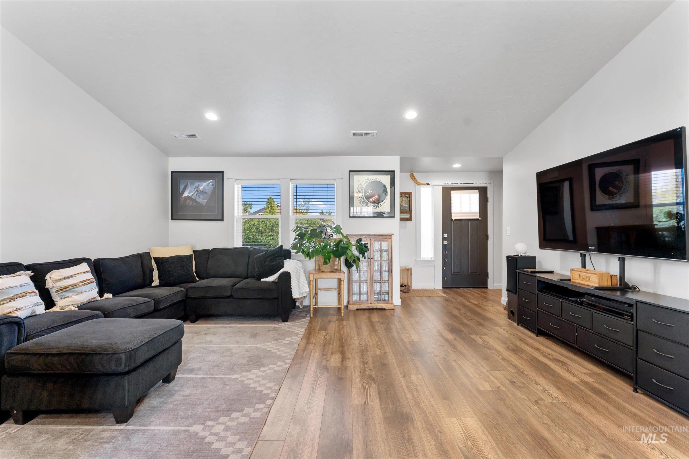 6819 S Maverick Way, Boise, Idaho 83709, 3 Bedrooms, 2 Bathrooms, Residential For Sale, Price $425,000,MLS 98984655