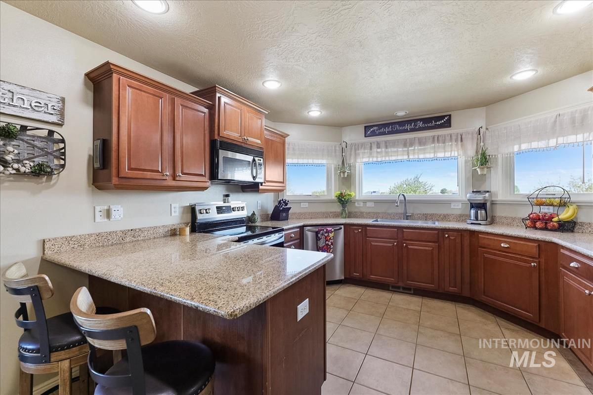 6100 SW Shady Ct., Mountain Home, Idaho 83647, 3 Bedrooms, 2.5 Bathrooms, Residential For Sale, Price $690,000,MLS 98984657
