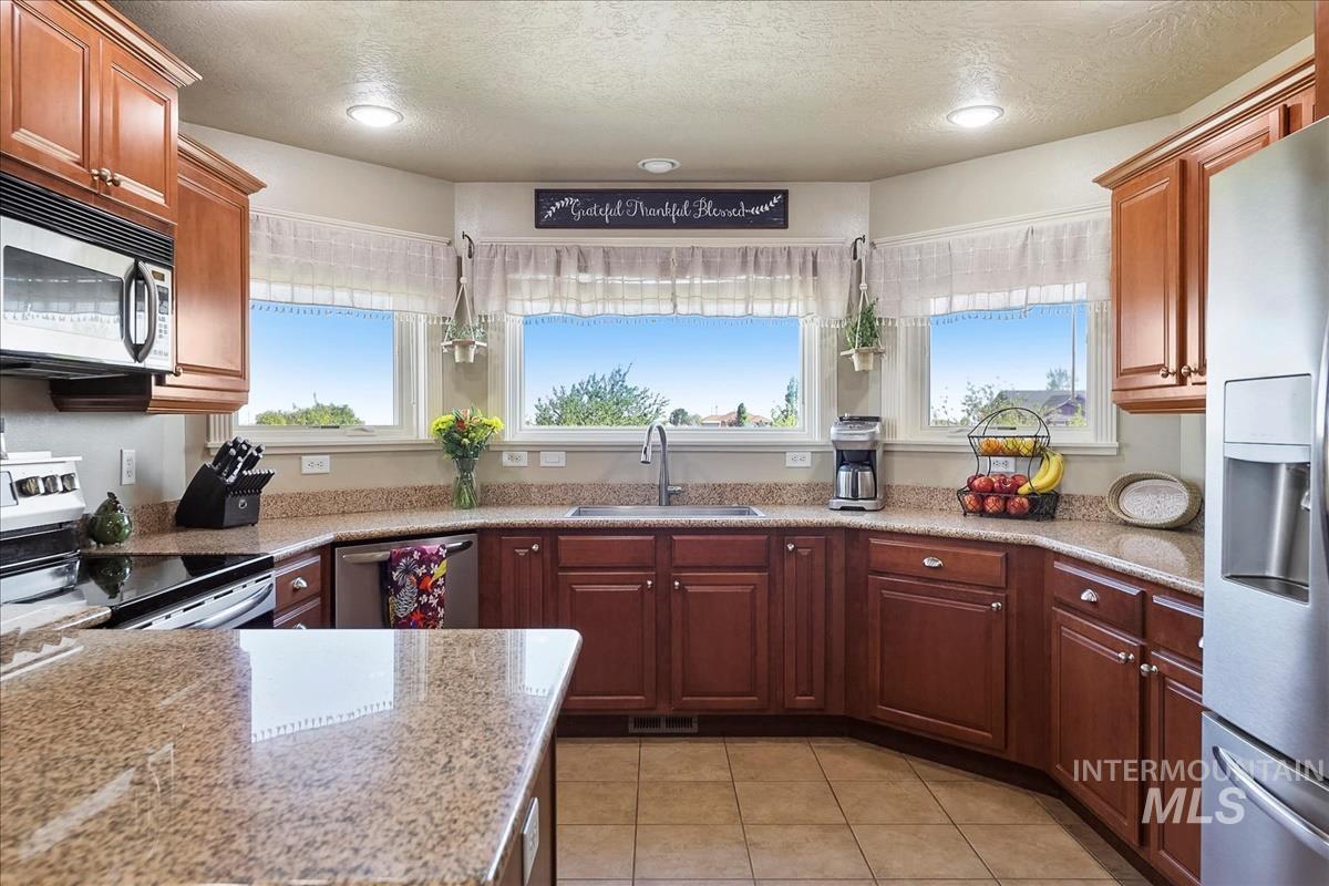 6100 SW Shady Ct., Mountain Home, Idaho 83647, 3 Bedrooms, 2.5 Bathrooms, Residential For Sale, Price $690,000,MLS 98984657