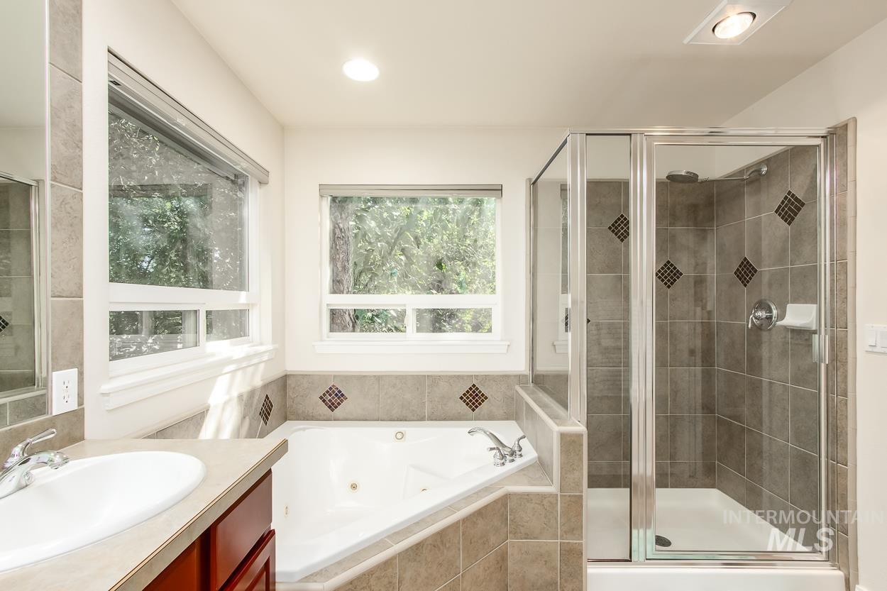5674 N Heathrow Way, Boise, Idaho 83713, 3 Bedrooms, 2.5 Bathrooms, Residential For Sale, Price $575,000,MLS 98984694