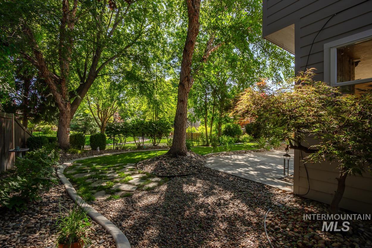 5674 N Heathrow Way, Boise, Idaho 83713, 3 Bedrooms, 2.5 Bathrooms, Residential For Sale, Price $575,000,MLS 98984694