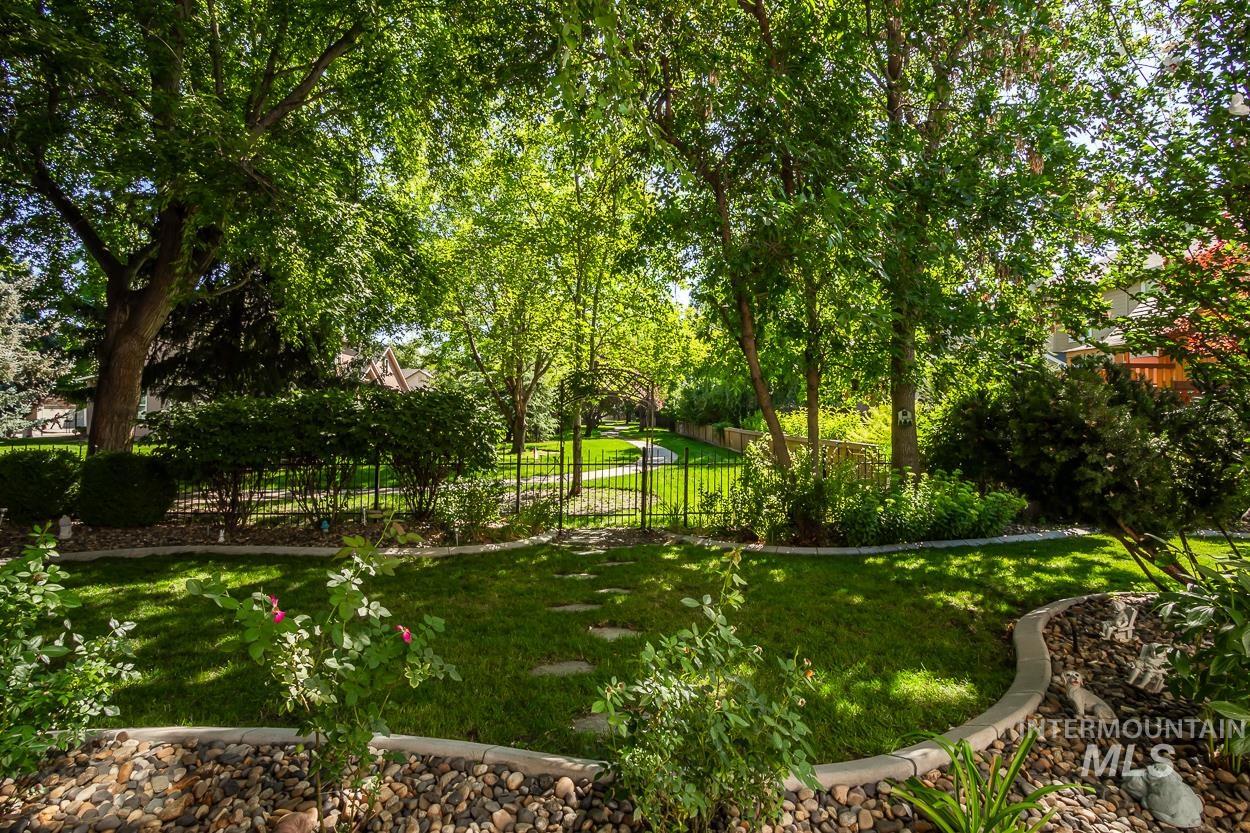 5674 N Heathrow Way, Boise, Idaho 83713, 3 Bedrooms, 2.5 Bathrooms, Residential For Sale, Price $575,000,MLS 98984694