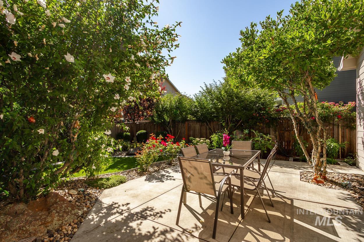 5674 N Heathrow Way, Boise, Idaho 83713, 3 Bedrooms, 2.5 Bathrooms, Residential For Sale, Price $575,000,MLS 98984694