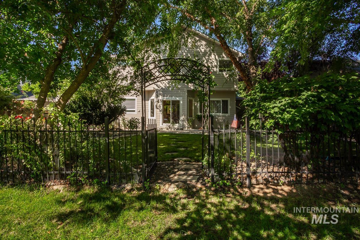 5674 N Heathrow Way, Boise, Idaho 83713, 3 Bedrooms, 2.5 Bathrooms, Residential For Sale, Price $575,000,MLS 98984694