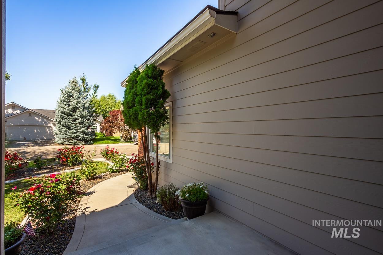 5674 N Heathrow Way, Boise, Idaho 83713, 3 Bedrooms, 2.5 Bathrooms, Residential For Sale, Price $575,000,MLS 98984694