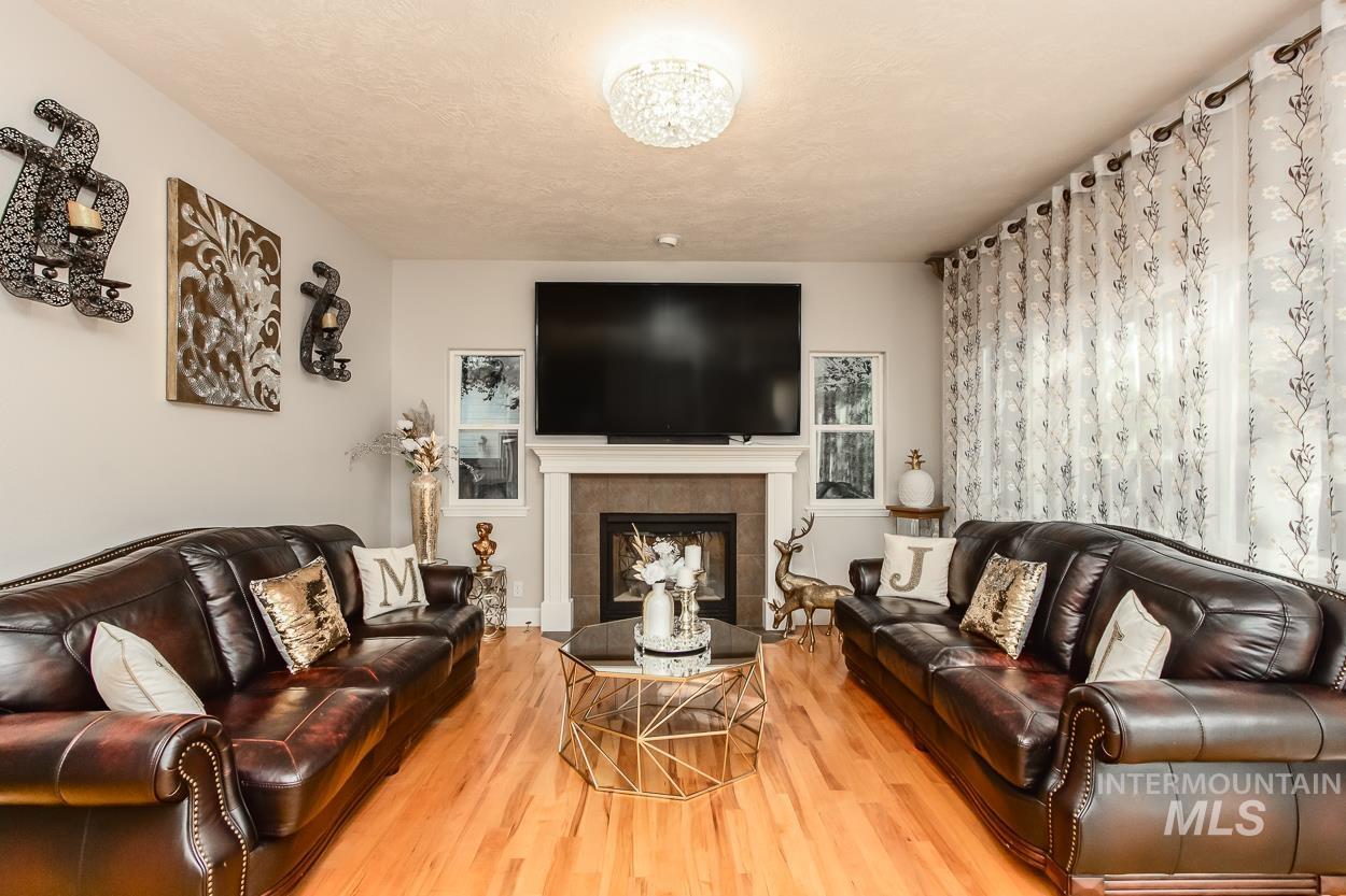 5674 N Heathrow Way, Boise, Idaho 83713, 3 Bedrooms, 2.5 Bathrooms, Residential For Sale, Price $575,000,MLS 98984694