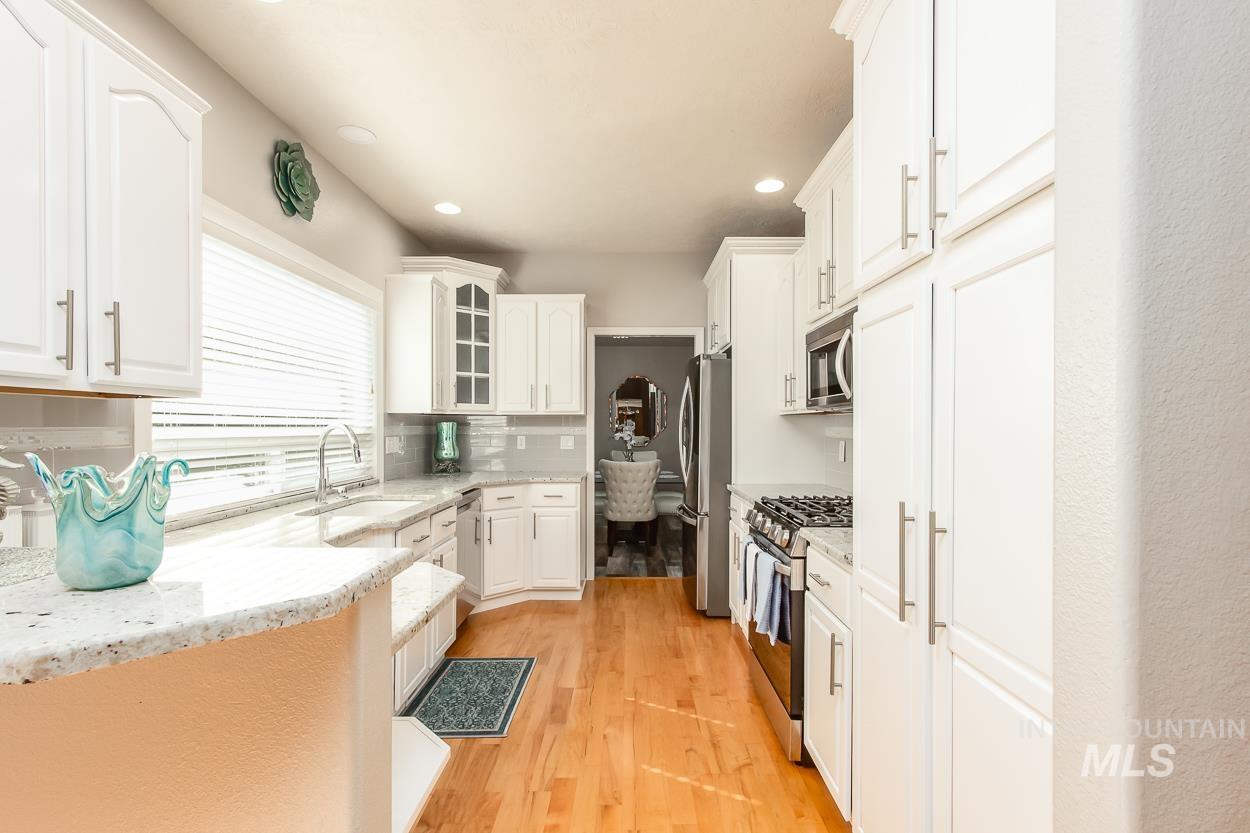 5674 N Heathrow Way, Boise, Idaho 83713, 3 Bedrooms, 2.5 Bathrooms, Residential For Sale, Price $575,000,MLS 98984694