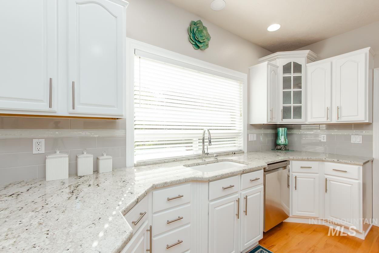 5674 N Heathrow Way, Boise, Idaho 83713, 3 Bedrooms, 2.5 Bathrooms, Residential For Sale, Price $575,000,MLS 98984694