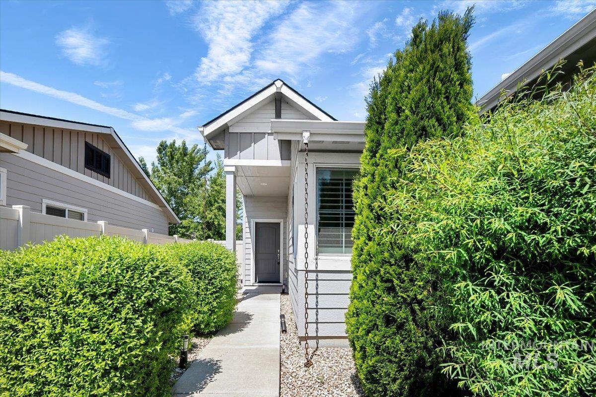 5850 W Rotherham Dr., Eagle, Idaho 83616, 4 Bedrooms, 2.5 Bathrooms, Residential For Sale, Price $635,000,MLS 98984703