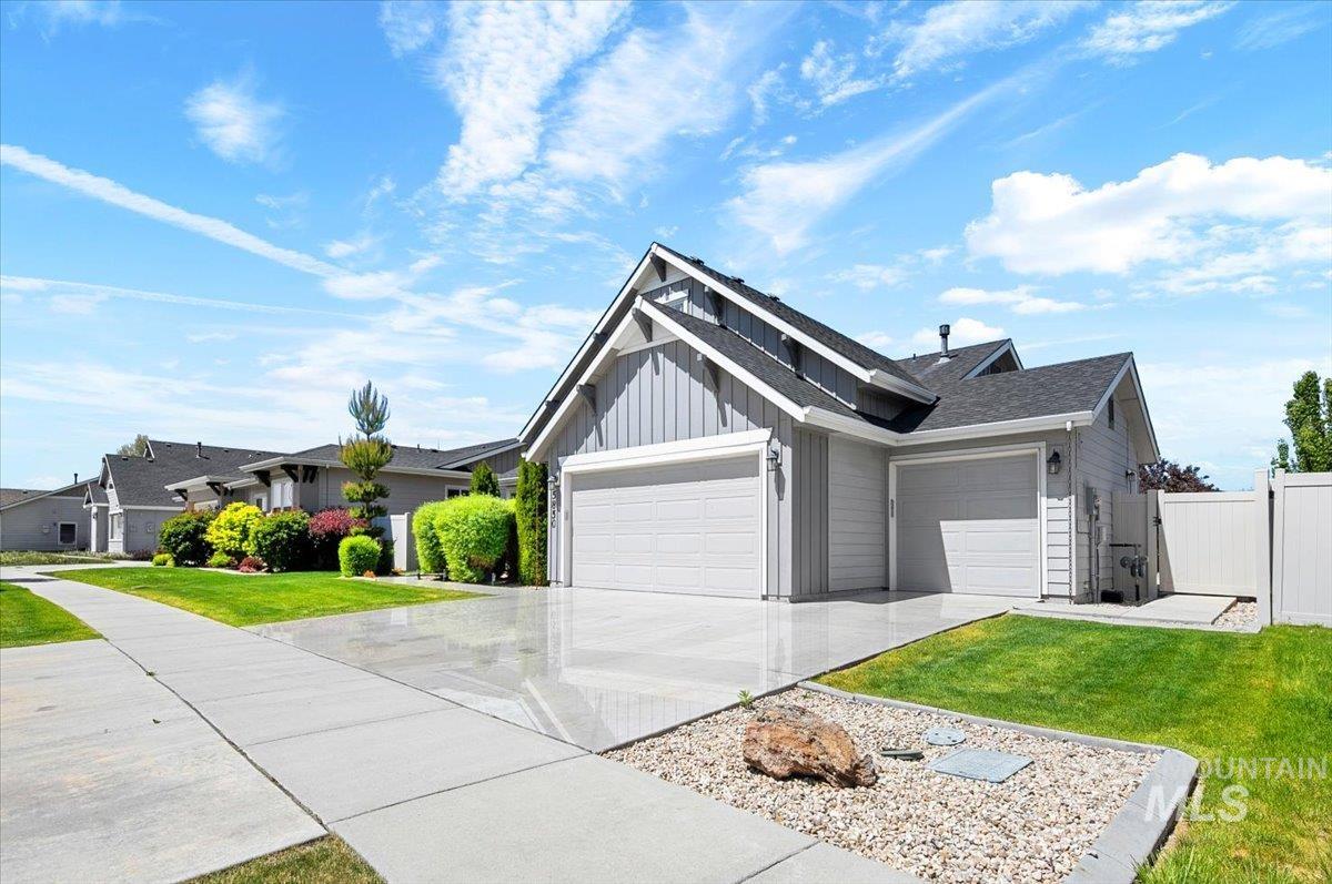 5850 W Rotherham Dr., Eagle, Idaho 83616, 4 Bedrooms, 2.5 Bathrooms, Residential For Sale, Price $635,000,MLS 98984703