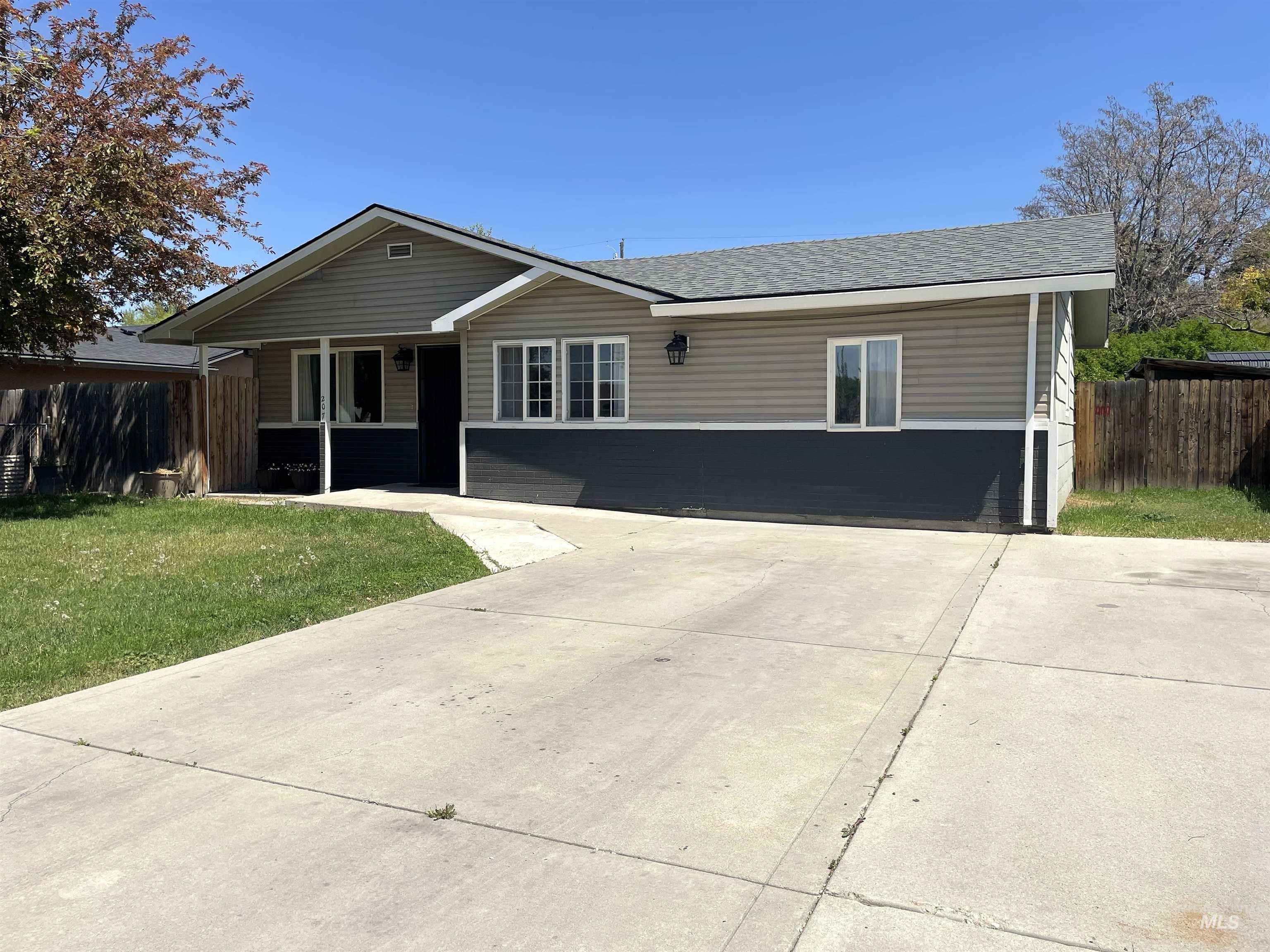 207 E Omaha St., Caldwell, Idaho 83605, 5 Bedrooms, 2 Bathrooms, Residential For Sale, Price $360,000, 98984709