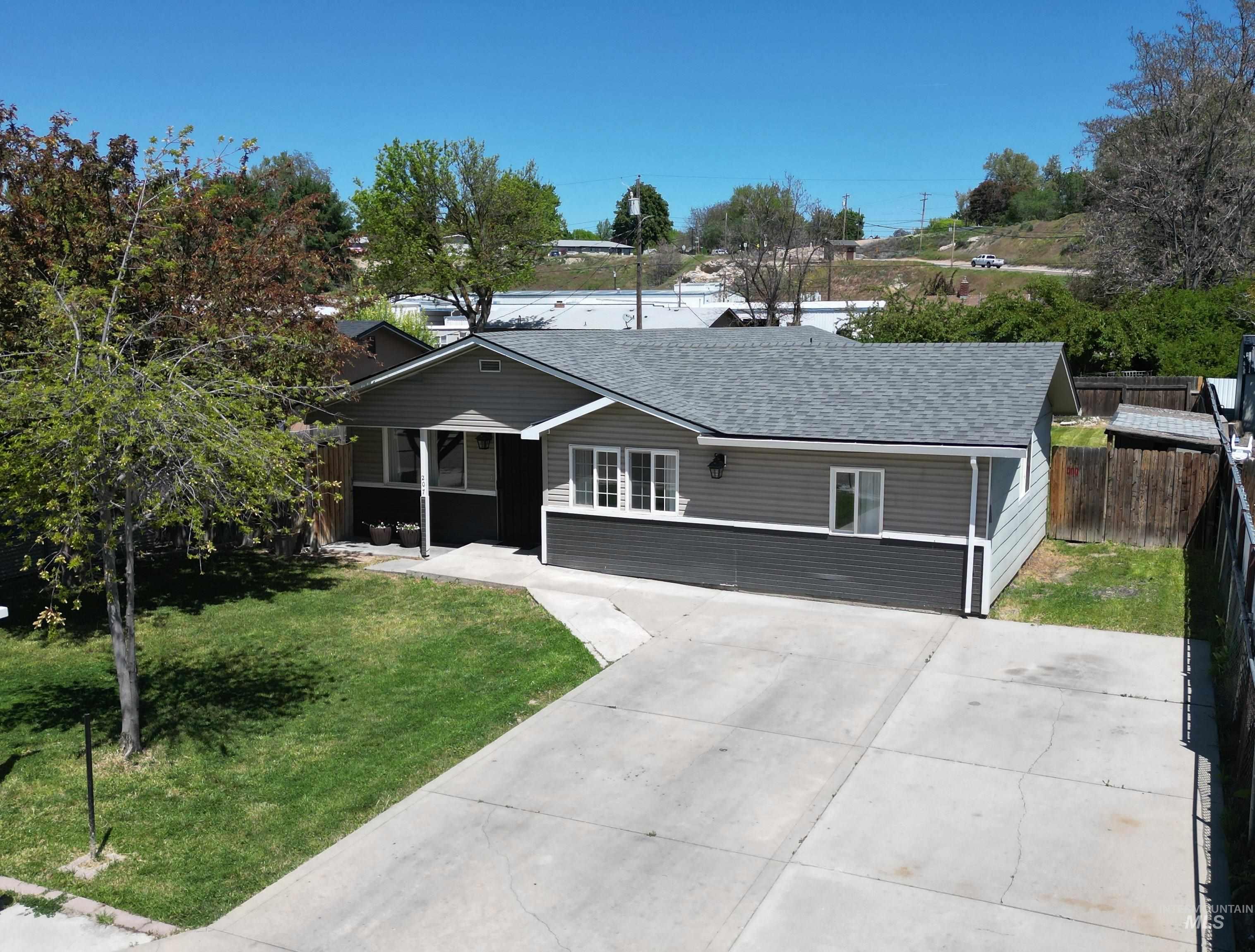 207 E Omaha St., Caldwell, Idaho 83605, 5 Bedrooms, 2 Bathrooms, Residential For Sale, Price $360,000, 98984709