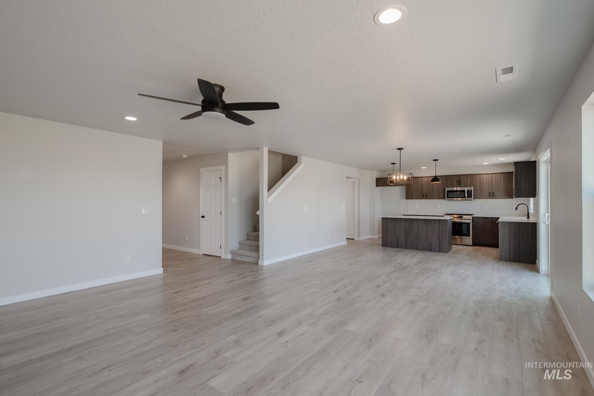 6582 W Plateau Creek Dr, Meridian, Idaho 83646, 5 Bedrooms, 3 Bathrooms, Residential For Sale, Price $589,990,MLS 98984747