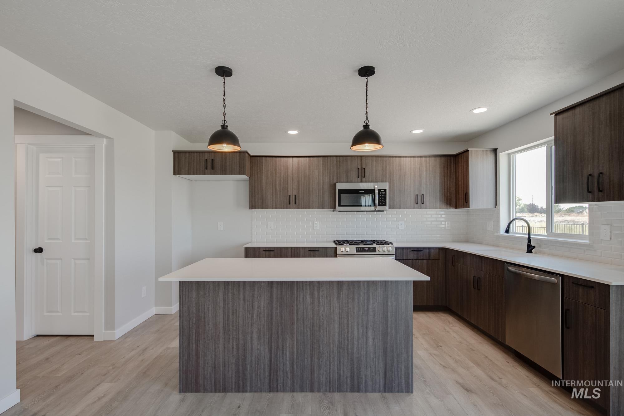 6582 W Plateau Creek Dr, Meridian, Idaho 83646, 5 Bedrooms, 3 Bathrooms, Residential For Sale, Price $589,990,MLS 98984747