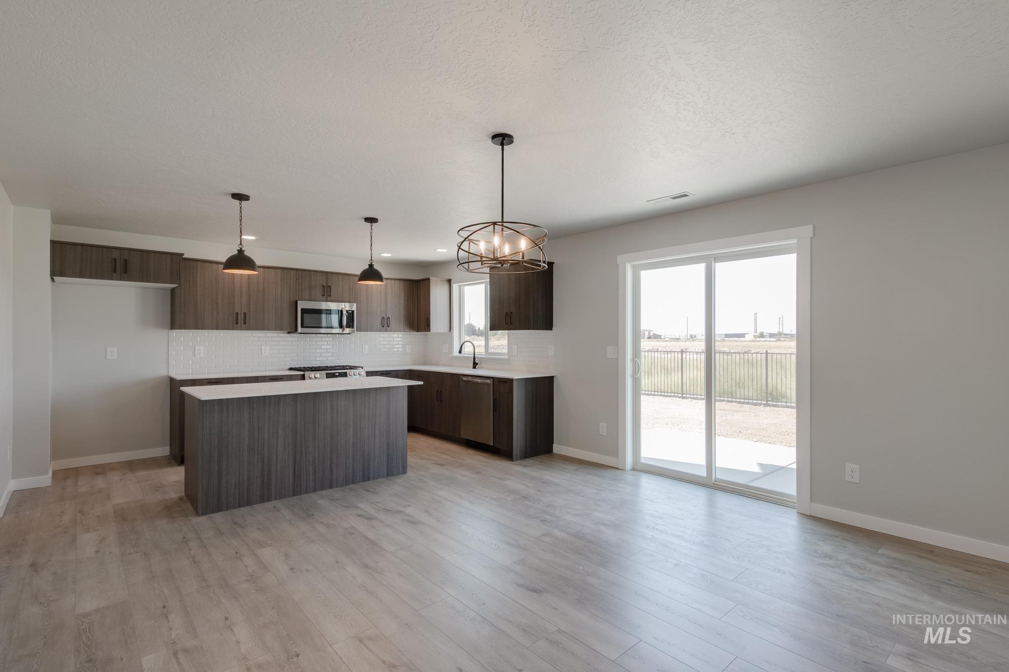 6582 W Plateau Creek Dr, Meridian, Idaho 83646, 5 Bedrooms, 3 Bathrooms, Residential For Sale, Price $589,990,MLS 98984747