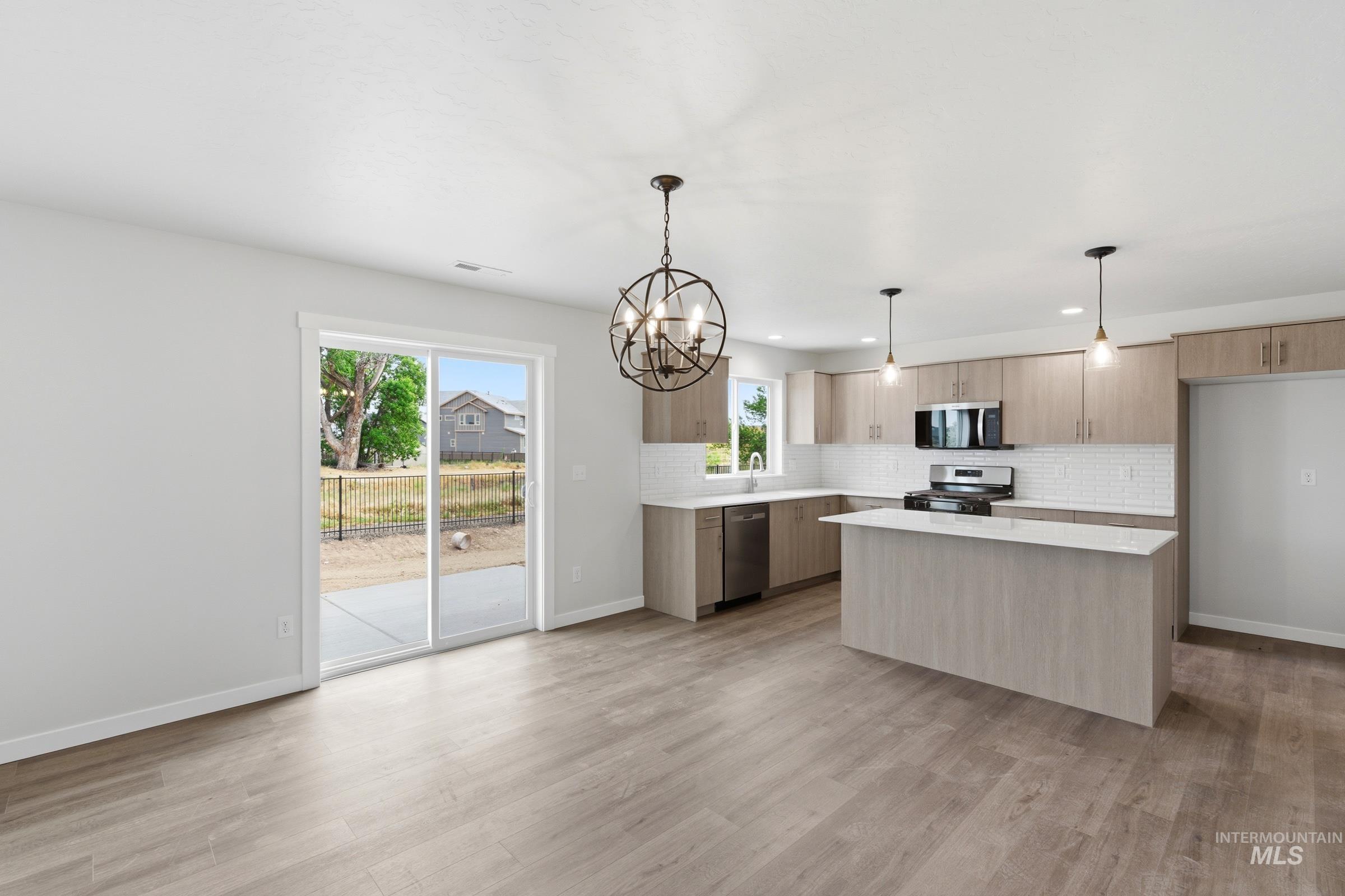 6582 W Plateau Creek Dr, Meridian, Idaho 83646, 5 Bedrooms, 3 Bathrooms, Residential For Sale, Price $589,990, 98984747