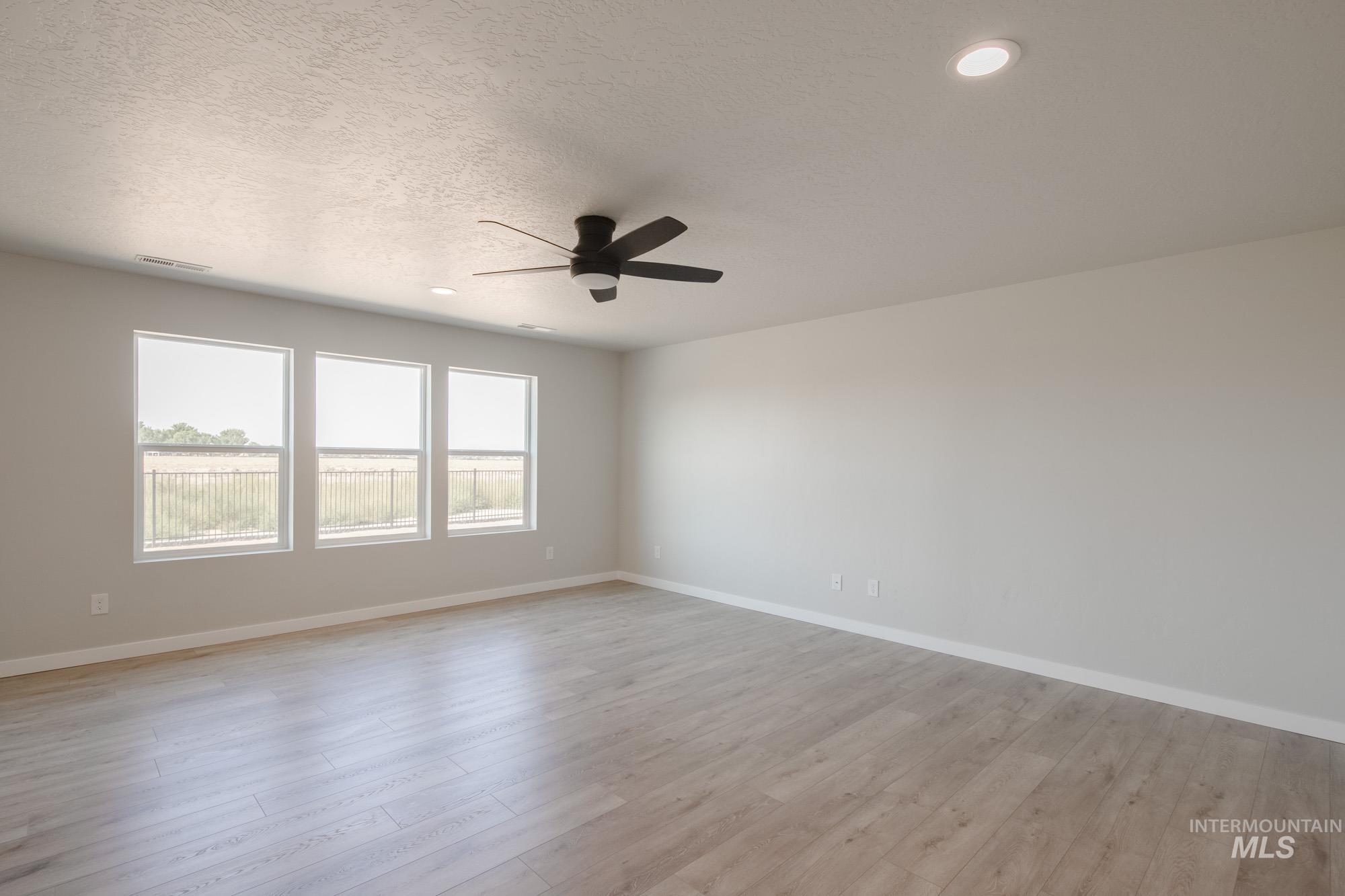 6582 W Plateau Creek Dr, Meridian, Idaho 83646, 5 Bedrooms, 3 Bathrooms, Residential For Sale, Price $589,990,MLS 98984747