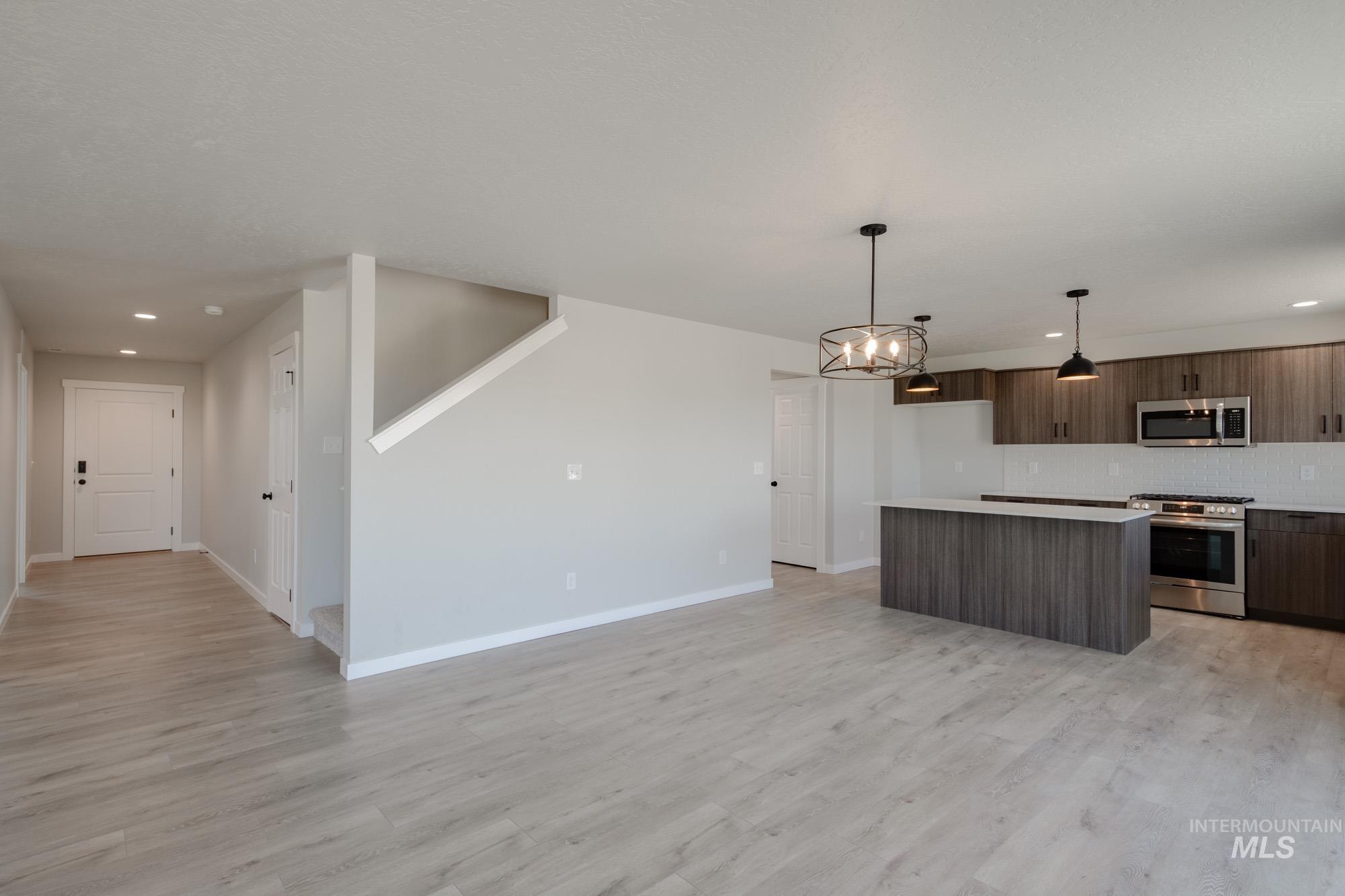 6582 W Plateau Creek Dr, Meridian, Idaho 83646, 5 Bedrooms, 3 Bathrooms, Residential For Sale, Price $589,990,MLS 98984747