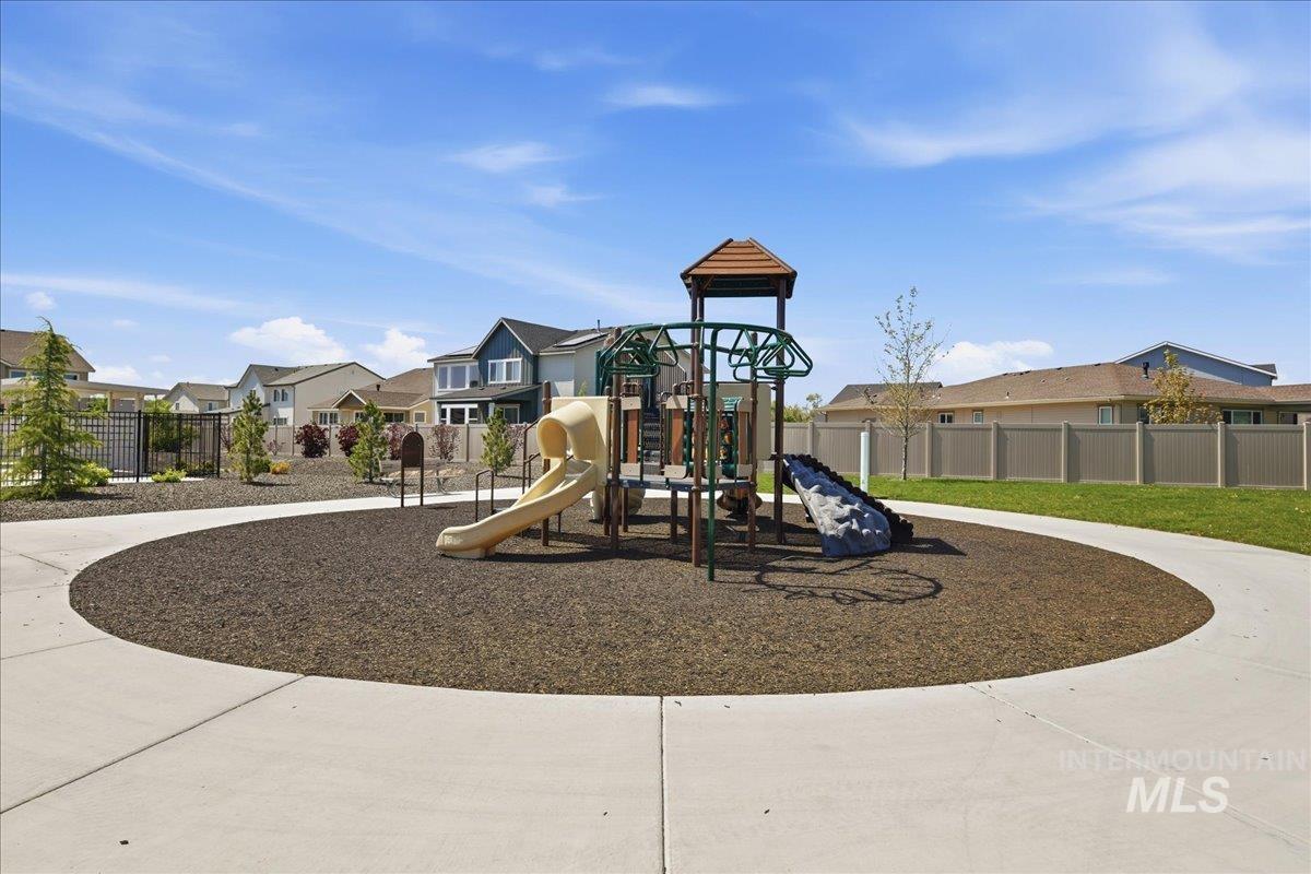 11217 Aspen Hill Dr, Caldwell, Idaho 83605, 4 Bedrooms, 3 Bathrooms, Residential For Sale, Price $450,000,MLS 98984775