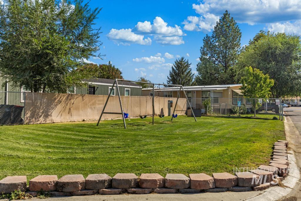 424 W Cherry Ln, Meridian, Idaho 83642, 3 Bedrooms, 2 Bathrooms, Residential For Sale, Price $114,900, 98984815